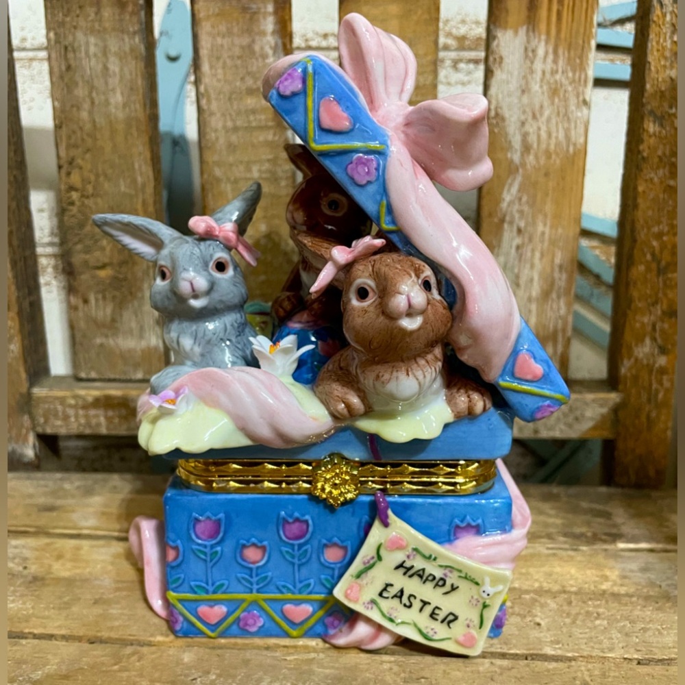 CWC PORCELAIN DECORATIVE EASTER TRINKET BOX NIB!